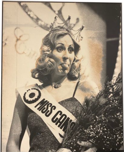 Lot # 25.8 1986 - Frank Lennon Newly crowned Miss Canada hams it up